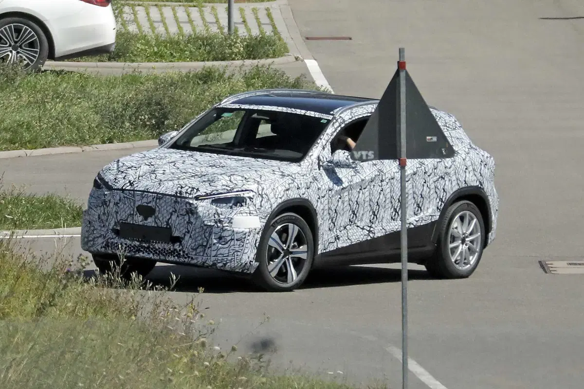 Mercedes GLA 2027: nuova era su piattaforma MMA, tra lusso, efficienza e tecnologia avanzata [Foto Spia] (5)