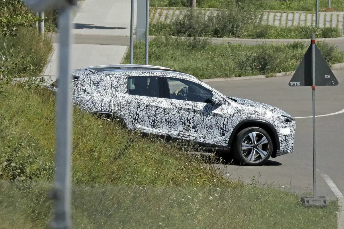 Mercedes GLA 2027: nuova era su piattaforma MMA, tra lusso, efficienza e tecnologia avanzata [Foto Spia] (6)