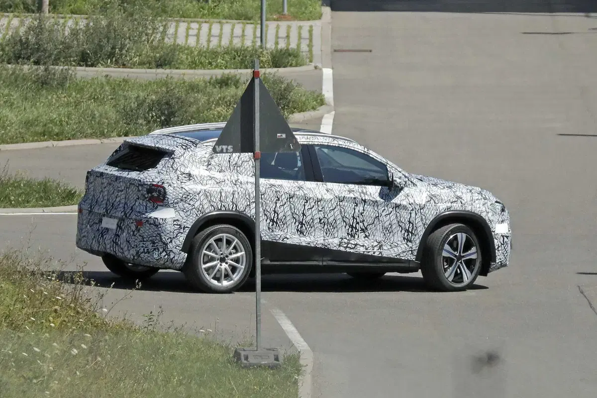 Mercedes GLA 2027: nuova era su piattaforma MMA, tra lusso, efficienza e tecnologia avanzata [Foto Spia] (7)