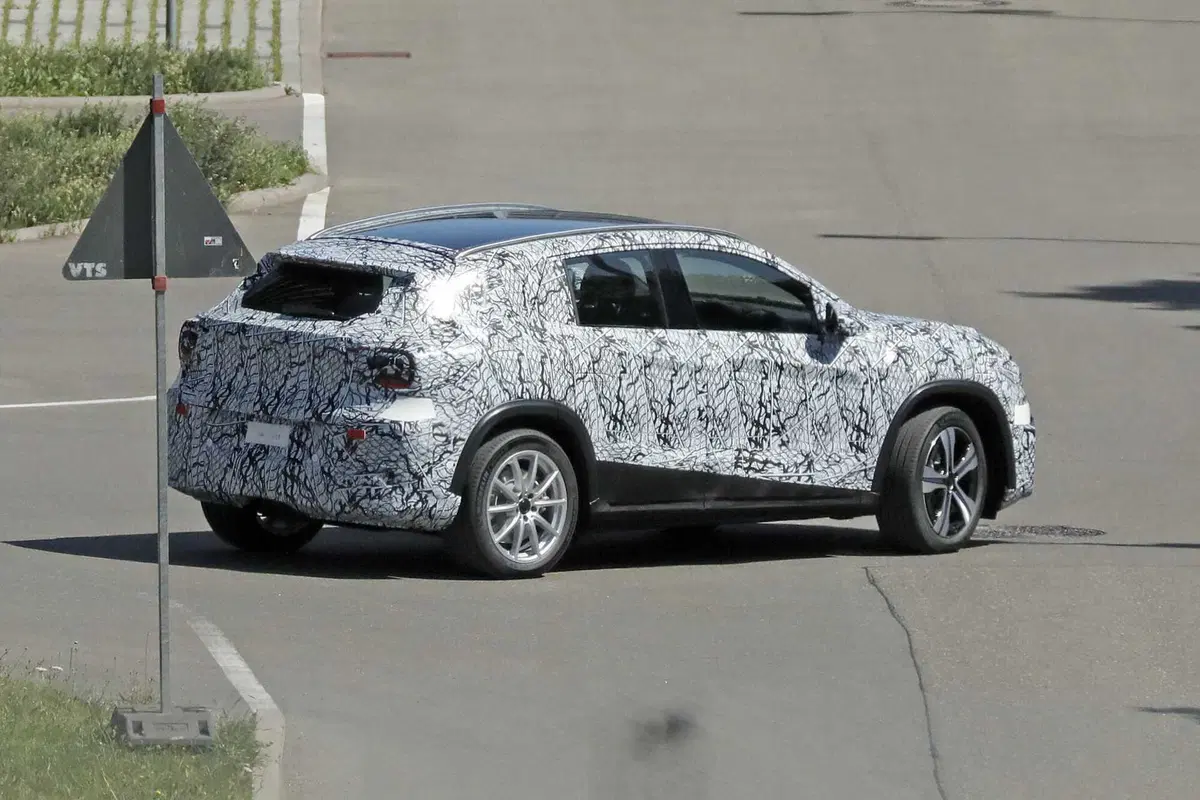 Mercedes GLA 2027: nuova era su piattaforma MMA, tra lusso, efficienza e tecnologia avanzata [Foto Spia] (8)
