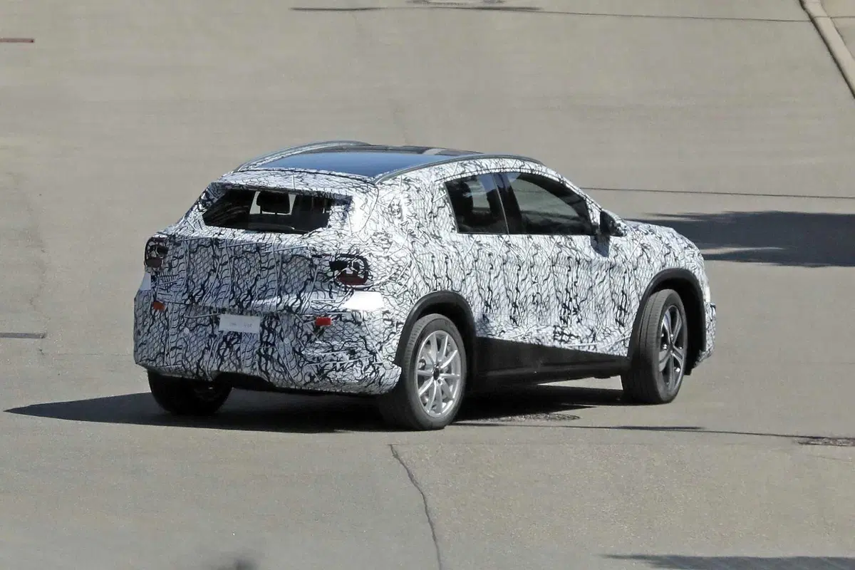 Mercedes GLA 2027: nuova era su piattaforma MMA, tra lusso, efficienza e tecnologia avanzata [Foto Spia] (9)