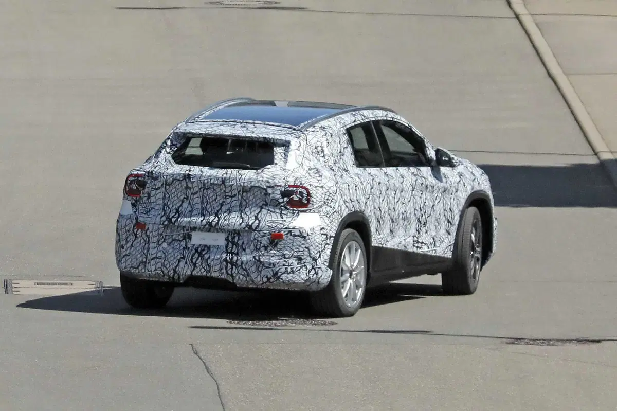 Mercedes GLA 2027: nuova era su piattaforma MMA, tra lusso, efficienza e tecnologia avanzata [Foto Spia] (10)