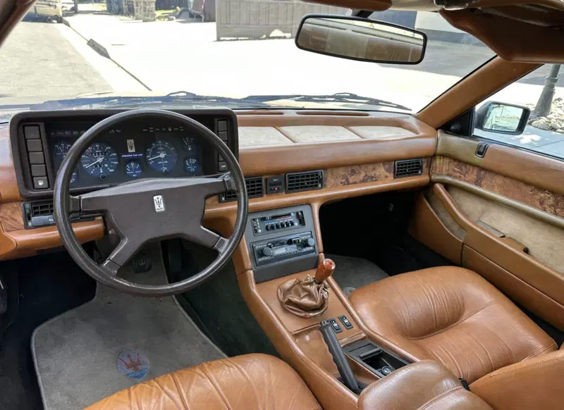 L'abitacolo della Maserati Biturbo