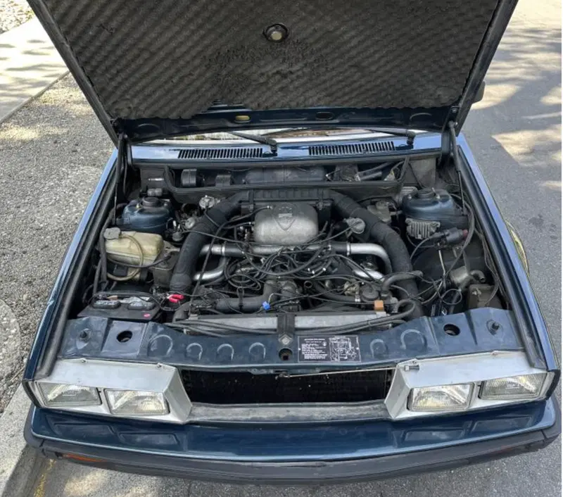 Il vano motore della Maserati Biturbo