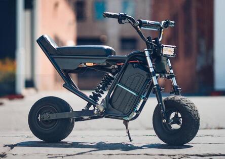 Un pulsante per impennare: ecco la pit bike elettrica mini Wheelie Fun