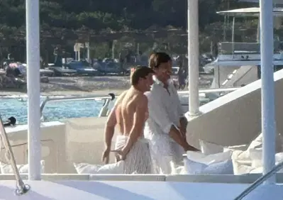 F1. Max Verstappen resta in Red Bull nel 2026, ma che ci faceva sullo yacht di Toto Wolff in Sardegna?