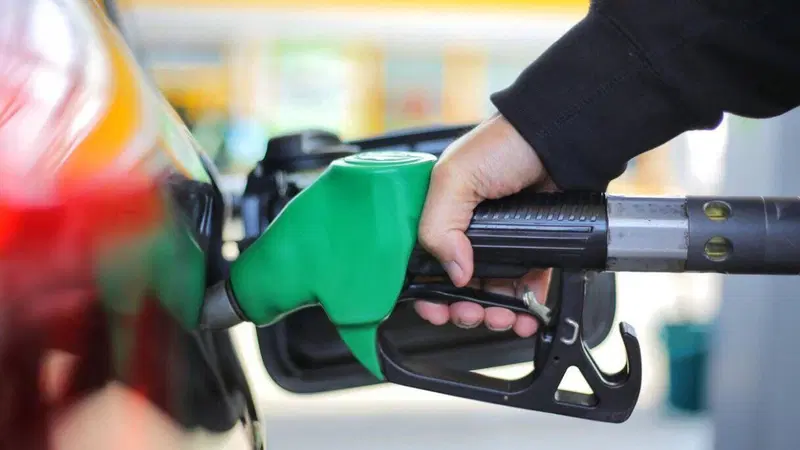 Benzina in calo per Ferragosto: prezzi ai minimi dal 2021, ma i consumatori chiedono di pi&ugrave;