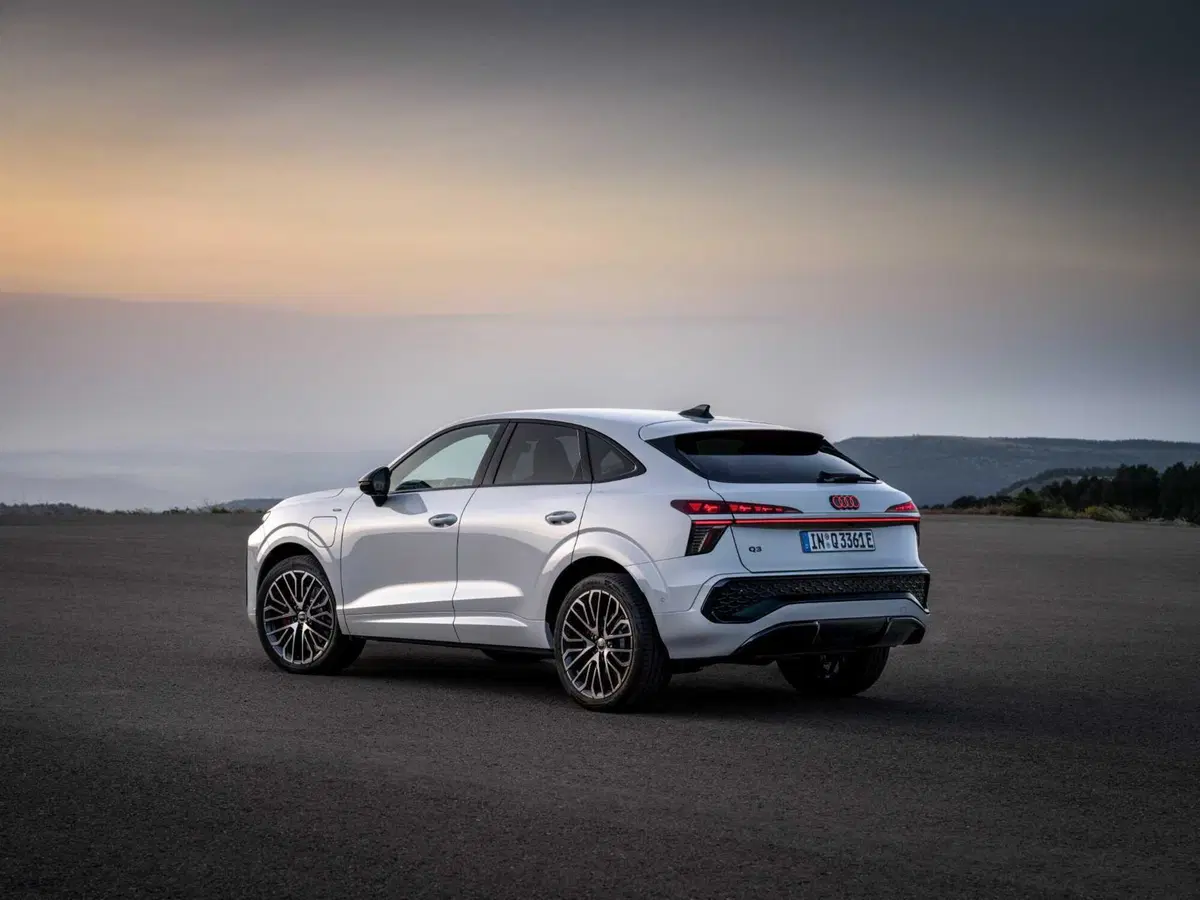 Nuova Audi Q3 Sportback, arriva la terza generazione: il SUV compatto premium diventa più digitale, efficiente e sportivo (17)