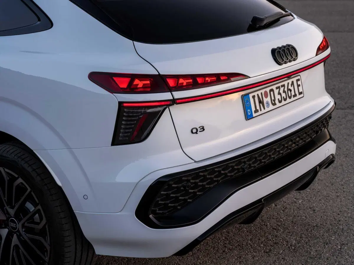 Nuova Audi Q3 Sportback, arriva la terza generazione: il SUV compatto premium diventa più digitale, efficiente e sportivo (21)
