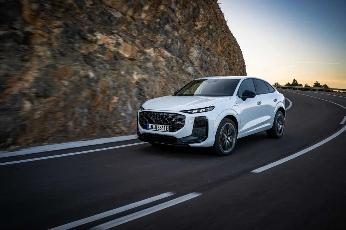 Nuova Audi Q3 Sportback, arriva la terza generazione: il SUV compatto premium diventa più digitale, efficiente e sportivo (41)