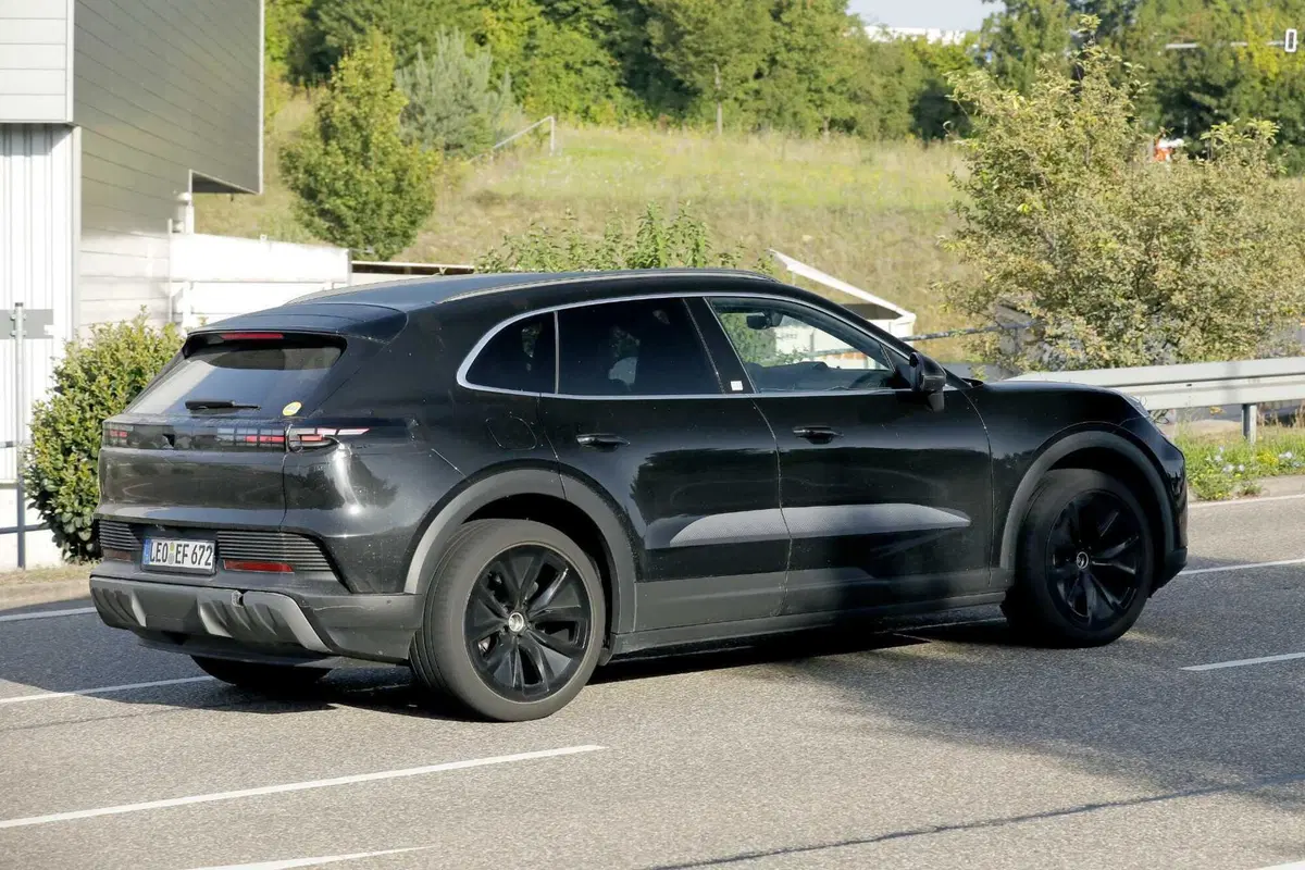 Porsche Cayenne elettrica: fino a 1.000 CV e 1.000 km di autonomia [Foto Spia] (7)