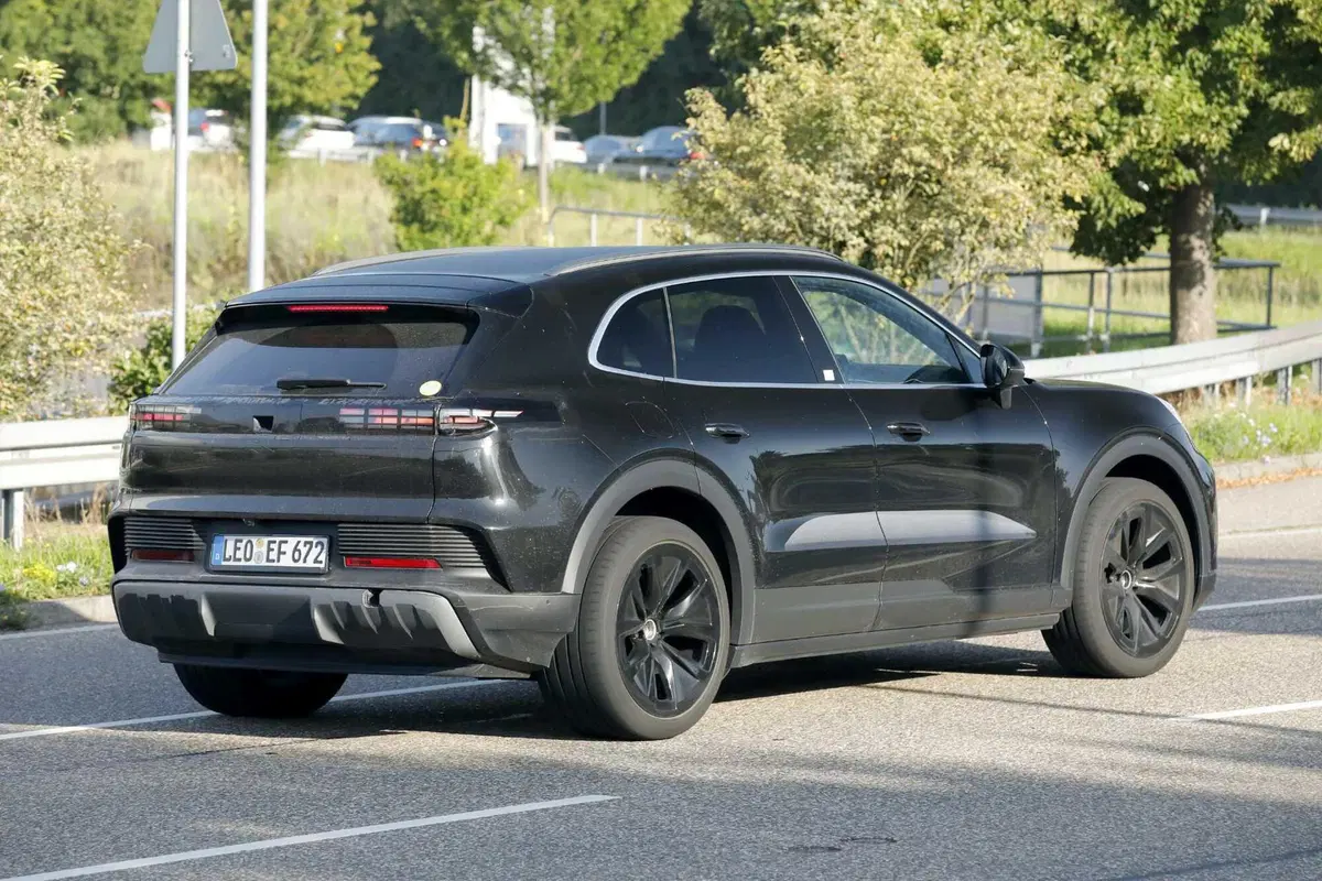 Porsche Cayenne elettrica: fino a 1.000 CV e 1.000 km di autonomia [Foto Spia] (8)