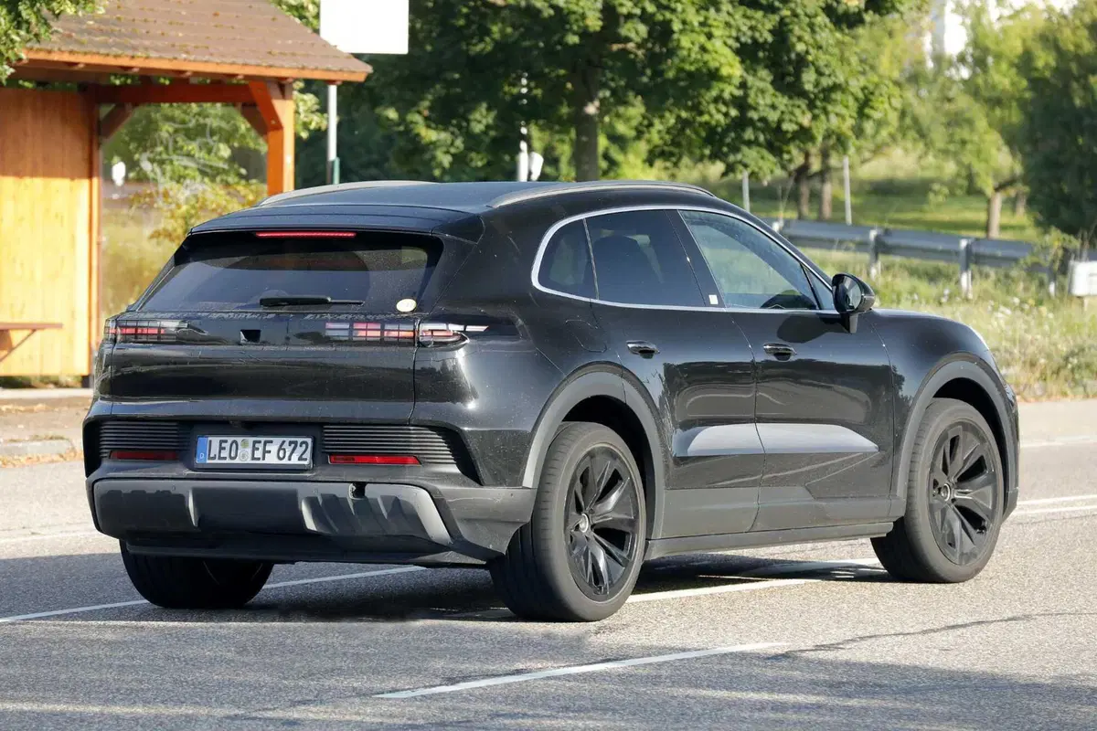 Porsche Cayenne elettrica: fino a 1.000 CV e 1.000 km di autonomia [Foto Spia] (9)