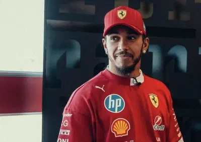 F1. Lewis Hamilton: “La Ferrari ha ciò che serve per il titolo”. E sul rinnovo del contratto…