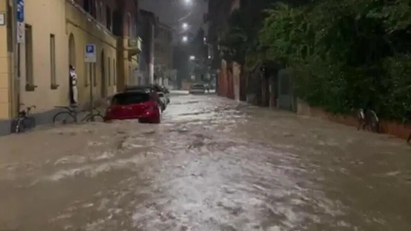 Maltempo in Italia: due auto travolte da un torrente a Enna, un disperso. Rovesci e crollo termico al Nord, ecco le regioni in allerta 