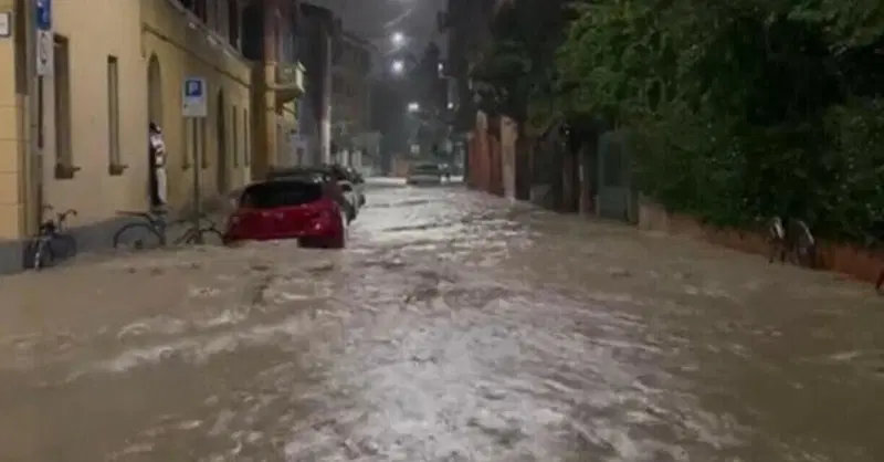 Maltempo in Italia: due auto travolte da un torrente a Enna, un disperso. Rovesci e crollo termico al Nord, ecco le regioni in allerta 