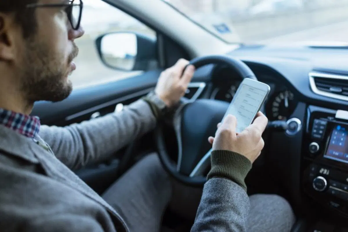 Napoli, 384 patenti sospese in un mese per uso del cellulare alla guida