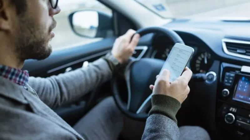 Napoli, 384 patenti sospese in un mese per uso del cellulare alla guida