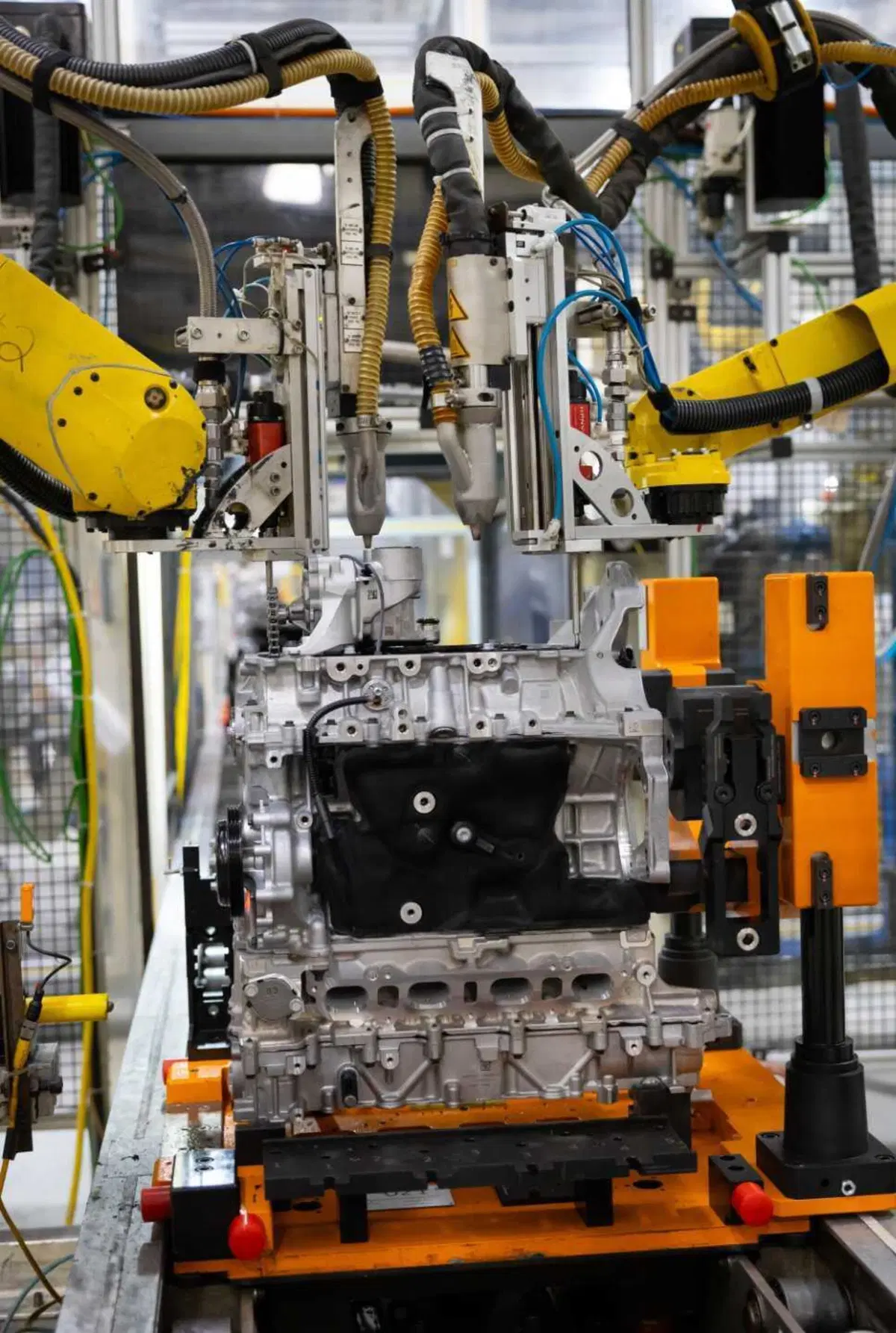 Stellantis svela il nuovo motore 1.6 turbo ibrido (4 cilindri): debutto sulla Jeep Cherokee 2026, attese applicazioni anche in Europa (12)