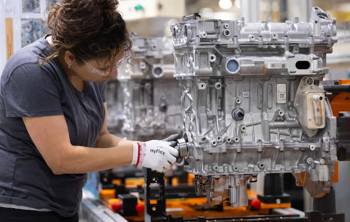 Stellantis svela il nuovo motore 1.6 turbo ibrido (4 cilindri): debutto sulla Jeep Cherokee 2026, attese applicazioni anche in Europa (13)