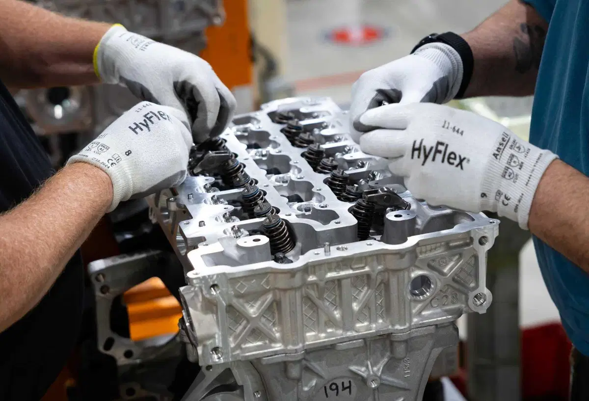 Stellantis svela il nuovo motore 1.6 turbo ibrido (4 cilindri): debutto sulla Jeep Cherokee 2026, attese applicazioni anche in Europa (16)