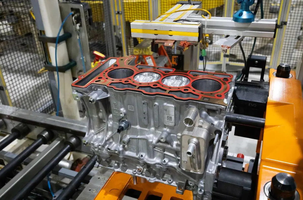 Stellantis svela il nuovo motore 1.6 turbo ibrido (4 cilindri): debutto sulla Jeep Cherokee 2026, attese applicazioni anche in Europa (19)