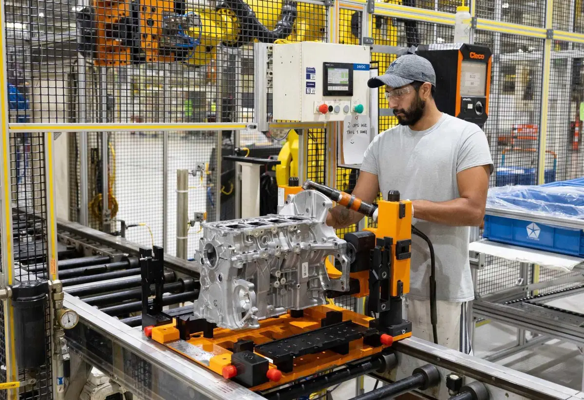 Stellantis svela il nuovo motore 1.6 turbo ibrido (4 cilindri): debutto sulla Jeep Cherokee 2026, attese applicazioni anche in Europa (28)
