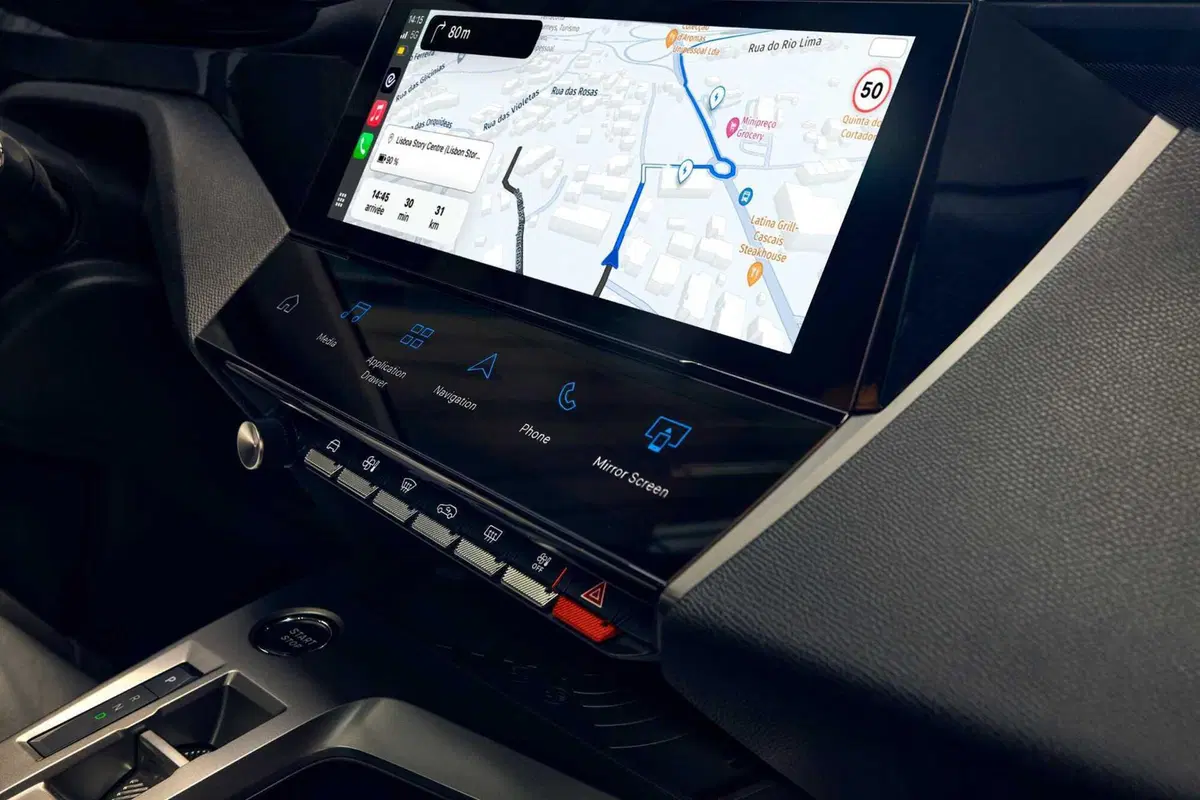 Peugeot 308, un’icona che si rinnova: arriva il restyling dal design più audace e con motori per tutti i gusti (5)