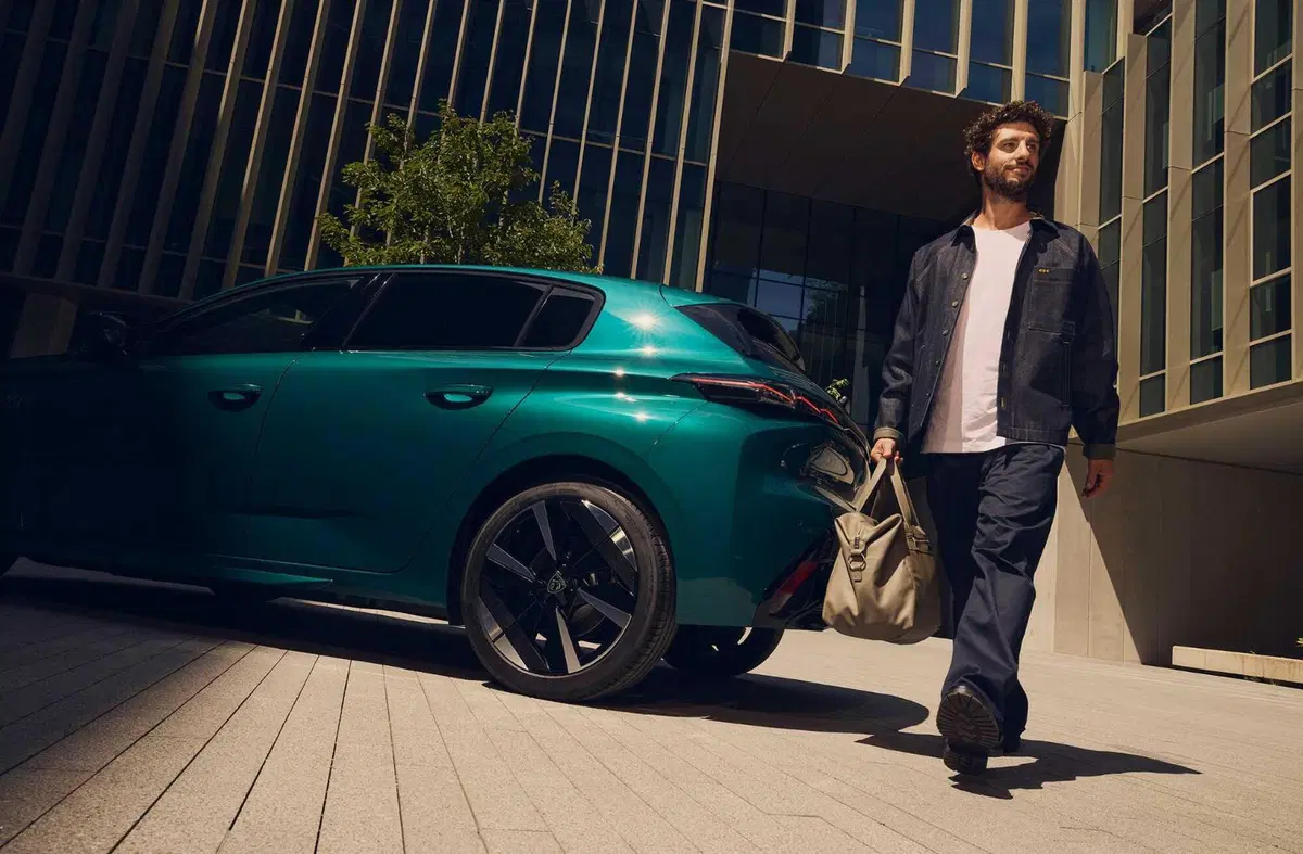 Peugeot 308, un’icona che si rinnova: arriva il restyling dal design più audace e con motori per tutti i gusti (7)