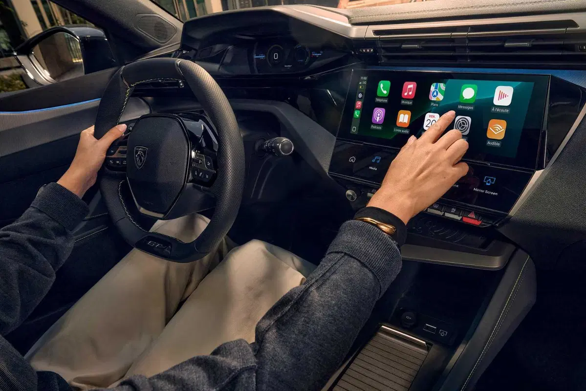 Peugeot 308, un’icona che si rinnova: arriva il restyling dal design più audace e con motori per tutti i gusti (8)