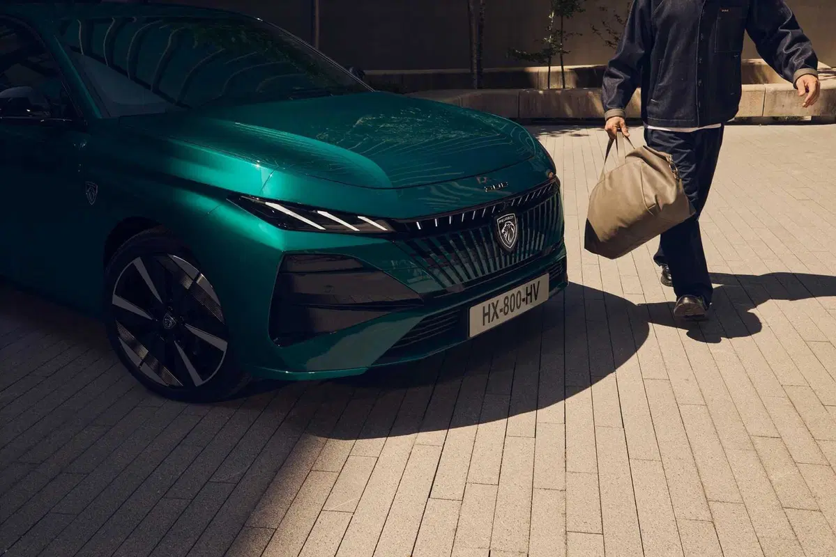 Peugeot 308, un’icona che si rinnova: arriva il restyling dal design più audace e con motori per tutti i gusti (9)