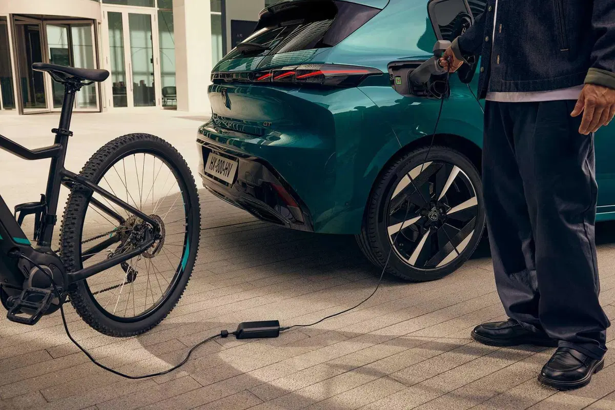 Peugeot 308, un’icona che si rinnova: arriva il restyling dal design più audace e con motori per tutti i gusti (10)