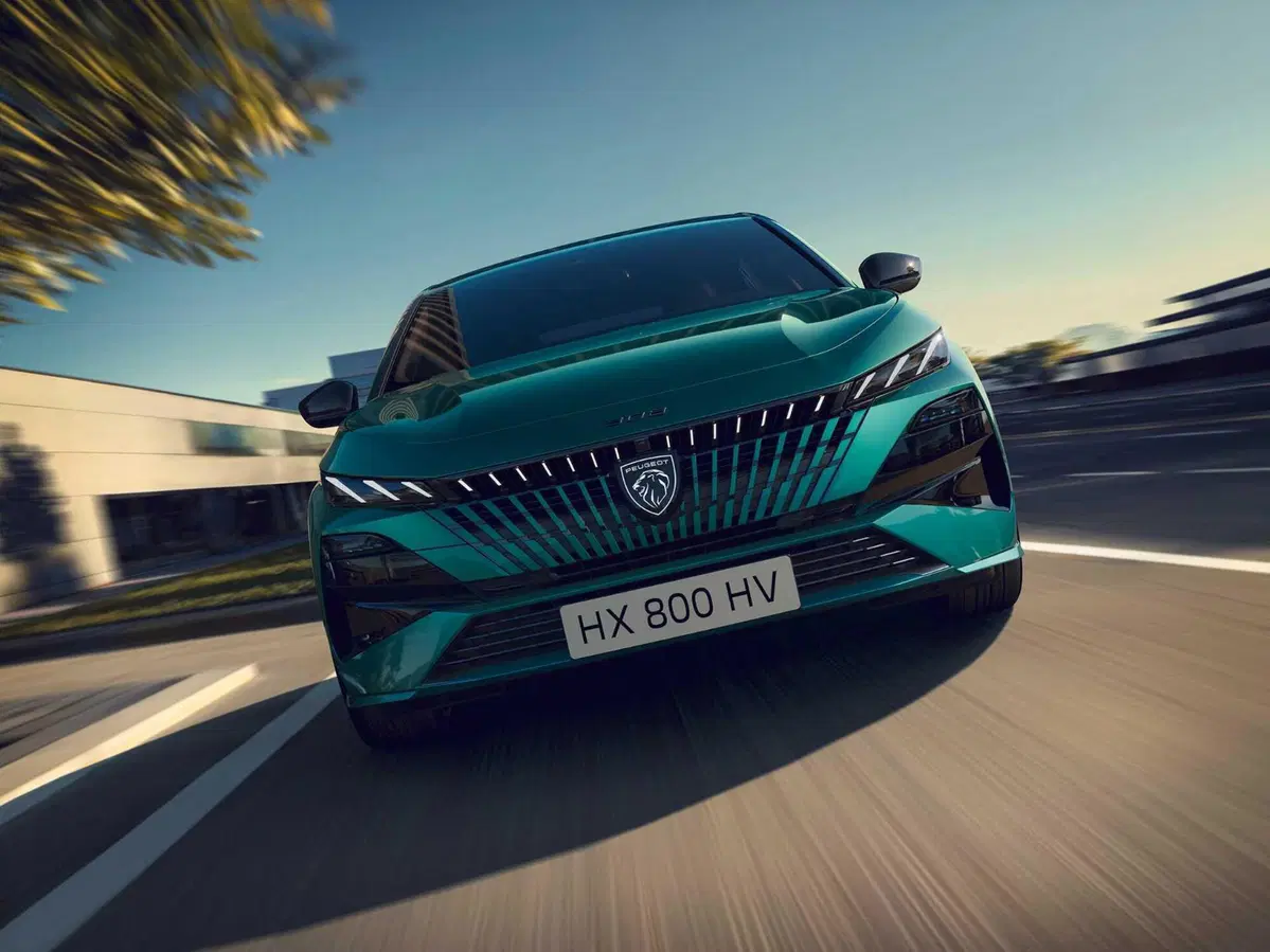 Peugeot 308, un’icona che si rinnova: arriva il restyling dal design più audace e con motori per tutti i gusti (12)