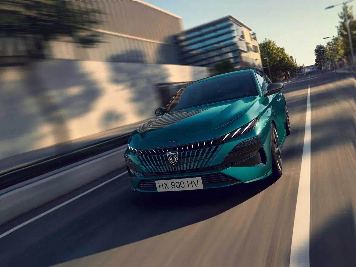Peugeot 308, un’icona che si rinnova: arriva il restyling dal design più audace e con motori per tutti i gusti (13)