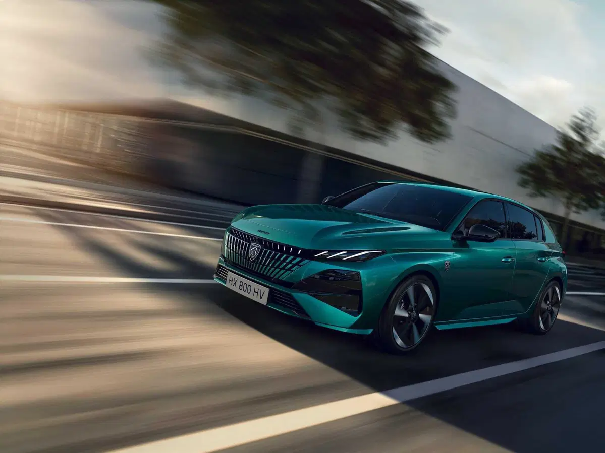Peugeot 308, un’icona che si rinnova: arriva il restyling dal design più audace e con motori per tutti i gusti (14)
