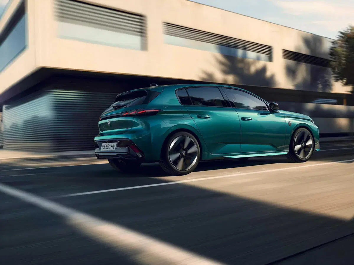 Peugeot 308, un’icona che si rinnova: arriva il restyling dal design più audace e con motori per tutti i gusti (15)