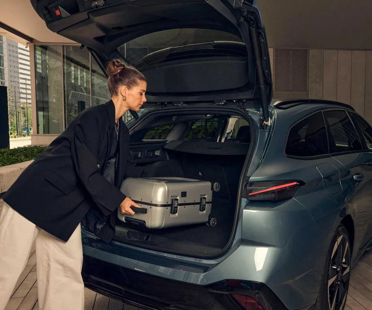 Peugeot 308, un’icona che si rinnova: arriva il restyling dal design più audace e con motori per tutti i gusti (17)