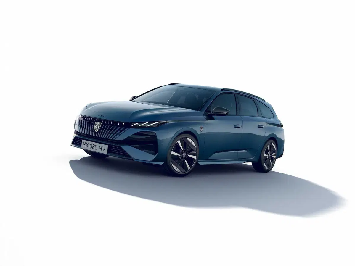 Peugeot 308, un’icona che si rinnova: arriva il restyling dal design più audace e con motori per tutti i gusti (18)