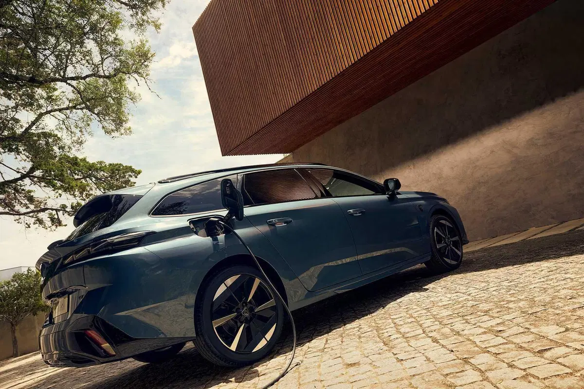 Peugeot 308, un’icona che si rinnova: arriva il restyling dal design più audace e con motori per tutti i gusti (21)