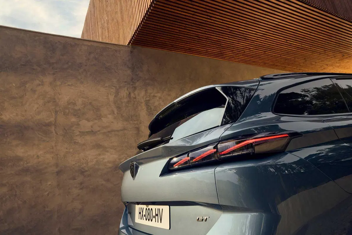Peugeot 308, un’icona che si rinnova: arriva il restyling dal design più audace e con motori per tutti i gusti (22)
