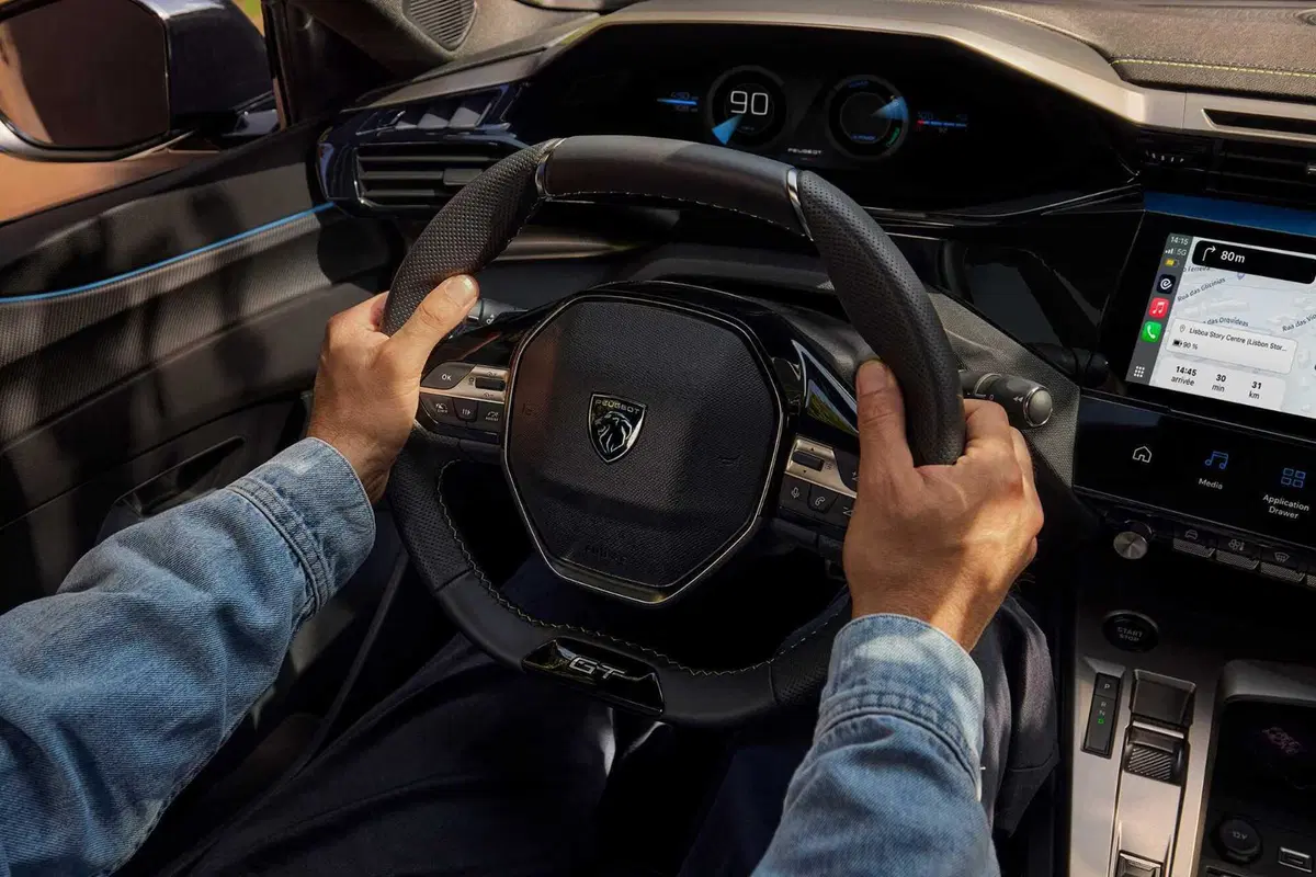 Peugeot 308, un’icona che si rinnova: arriva il restyling dal design più audace e con motori per tutti i gusti (28)