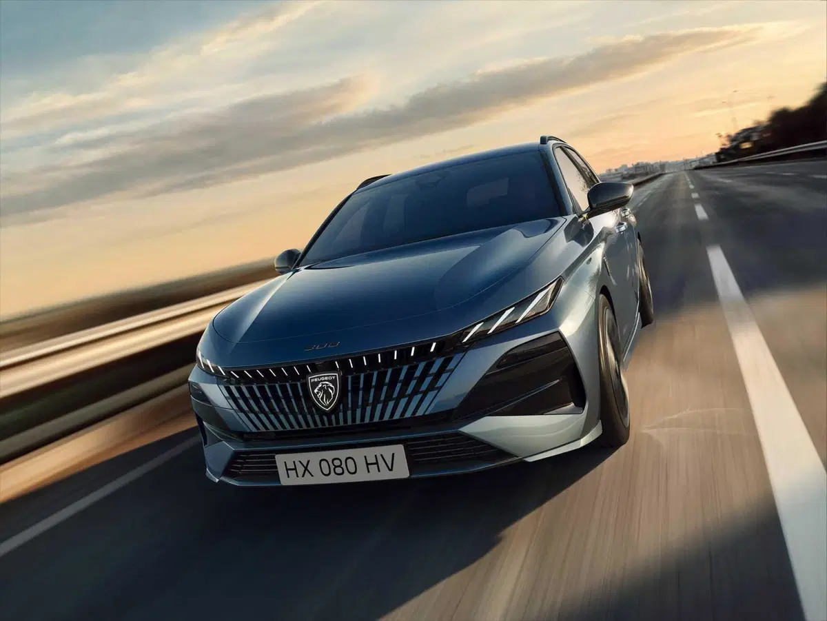 Peugeot 308, un’icona che si rinnova: arriva il restyling dal design più audace e con motori per tutti i gusti (30)