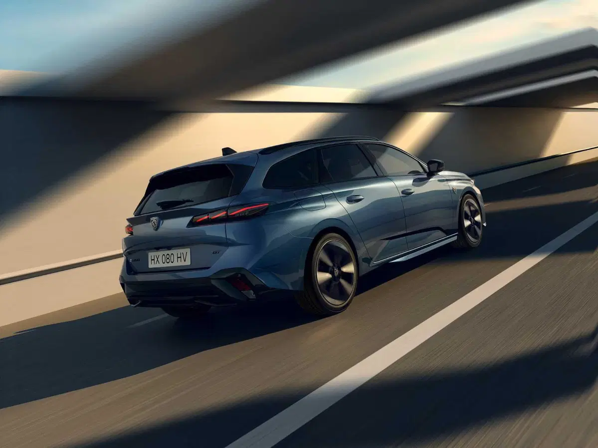 Peugeot 308, un’icona che si rinnova: arriva il restyling dal design più audace e con motori per tutti i gusti (31)