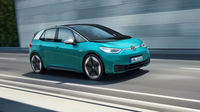Auto elettrica, i fornitori tedeschi alzano la voce: &ldquo;Il bando 2035 mette a rischio migliaia di posti di lavoro&rdquo;