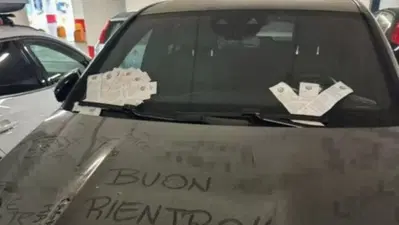 Lascia l&rsquo;auto un mese fuori dall&rsquo;aeroporto di Orio: la vacanza gli costa oltre 20 multe