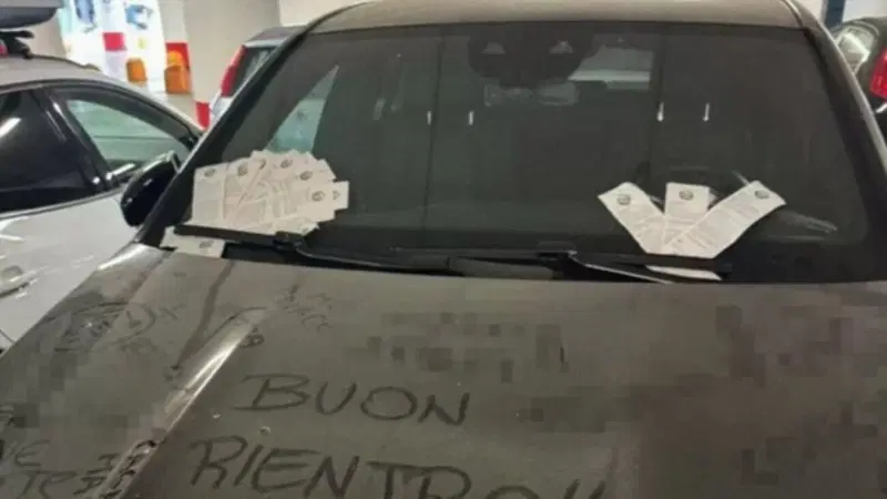Lascia l&rsquo;auto un mese fuori dall&rsquo;aeroporto di Orio: la vacanza gli costa oltre 20 multe
