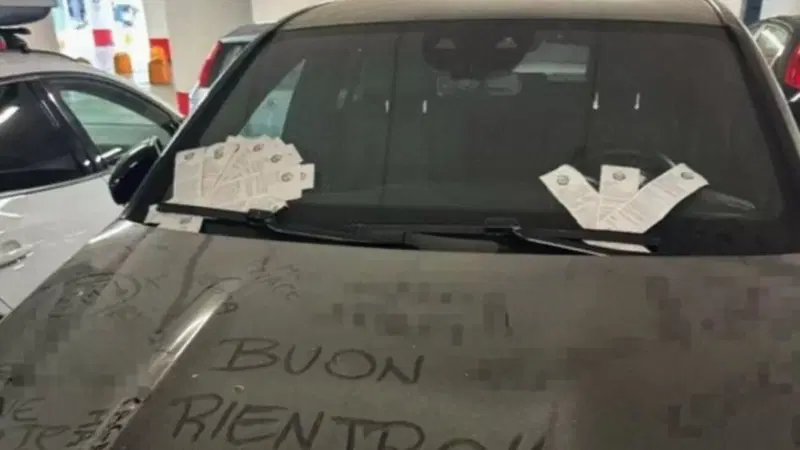 Lascia l&rsquo;auto un mese fuori dall&rsquo;aeroporto di Orio: la vacanza gli costa oltre 20 multe