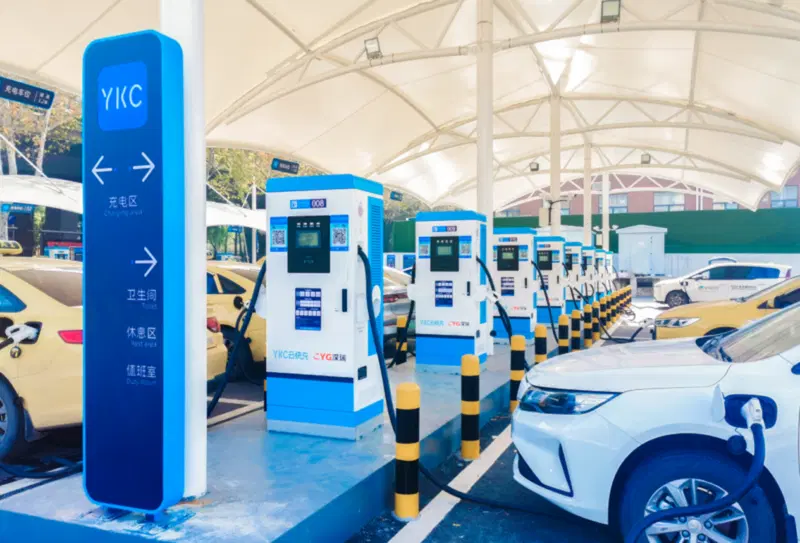 Parcheggio con colonnine in Cina
