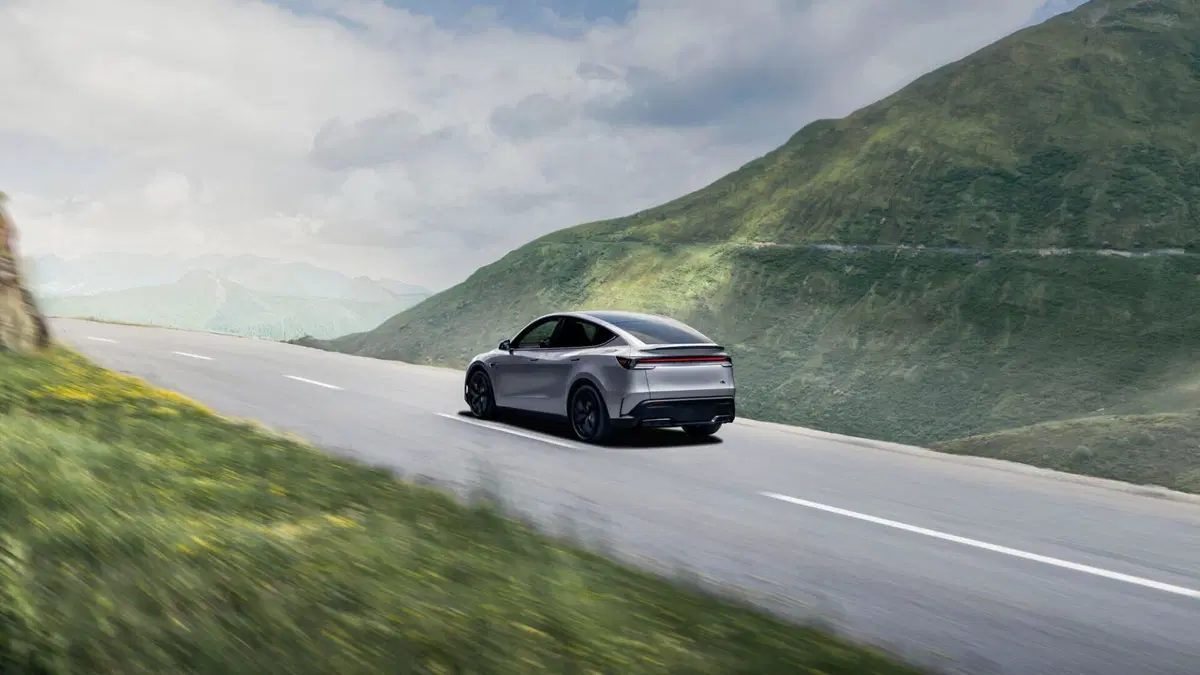 Nuova Tesla Model Y Performance: dal Nürburgring alle strade europee, la SUV elettrica è ancor più potente (13)