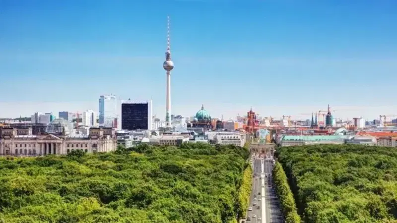 Berlino inaugura l&rsquo;autostrada urbana A100: un&rsquo;opera da 721 milioni, ma in controtendenza rispetto alle altre capitali europee che vietano le auto
